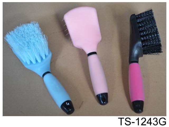 PLASTIC BRUSH